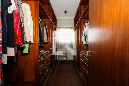 Casa à venda com 985m², 5 quartos e 5 vagas Casa à venda com 985m², 5 quartos e 5 vagasCloset da Suíte 1