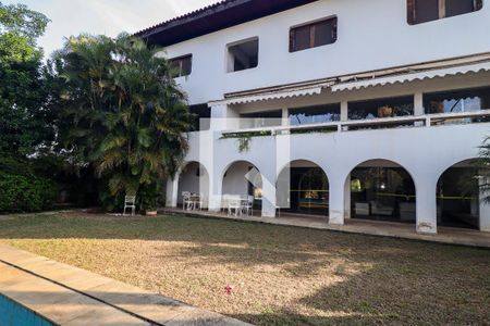 Casa à venda com 985m², 5 quartos e 5 vagas Casa à venda com 985m², 5 quartos e 5 vagasÁrea externa