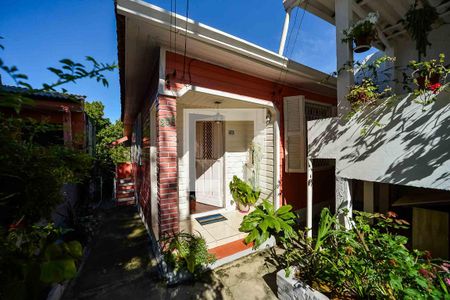 Casa à venda com 57m², 2 quartos e 1 vaga Casa à venda com 57m², 2 quartos e 1 vagaFachada