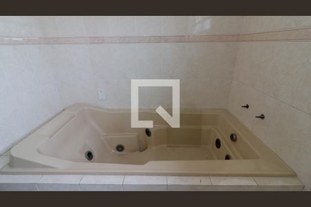 Casa à venda com 450m², 6 quartos e 11 vagasBanheiro da Suíte 2