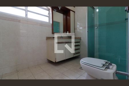 Casa à venda com 450m², 6 quartos e 11 vagasBanheiro da Suíte 2