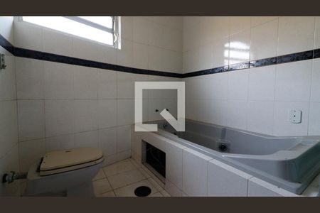 Casa à venda com 450m², 6 quartos e 11 vagasBanheiro da Suíte 1