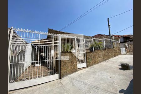 Casa à venda com 323m², 3 quartos e 2 vagas Casa à venda com 323m², 3 quartos e 2 vagasFachada