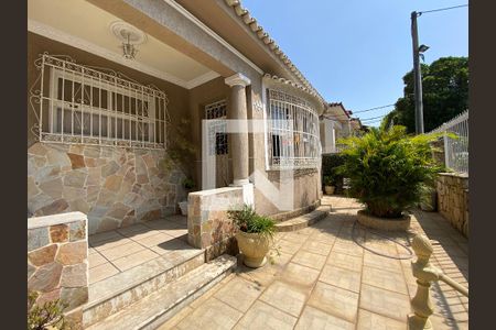 Casa à venda com 323m², 3 quartos e 2 vagas Casa à venda com 323m², 3 quartos e 2 vagasFrente