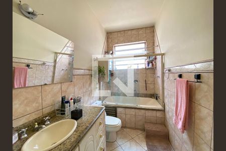 Casa à venda com 323m², 3 quartos e 2 vagas Casa à venda com 323m², 3 quartos e 2 vagasBanheiro