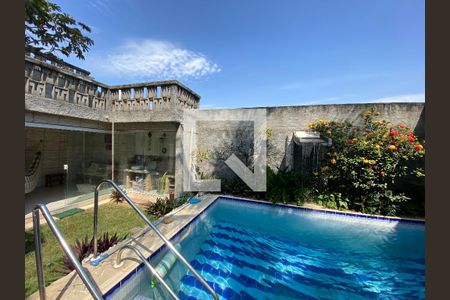 Casa à venda com 323m², 3 quartos e 2 vagas Casa à venda com 323m², 3 quartos e 2 vagasPiscina