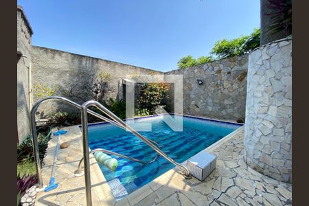 Casa à venda com 323m², 3 quartos e 2 vagas Casa à venda com 323m², 3 quartos e 2 vagasPiscina