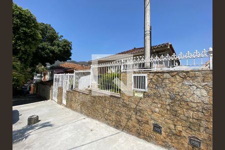 Casa à venda com 323m², 3 quartos e 2 vagas Casa à venda com 323m², 3 quartos e 2 vagasFachada