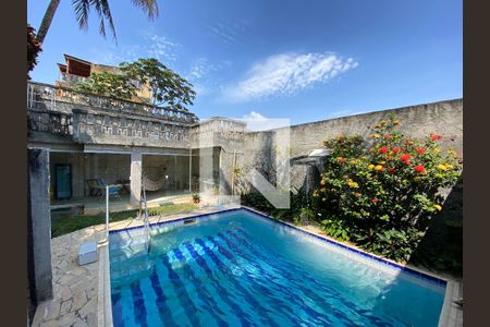 Casa à venda com 323m², 3 quartos e 2 vagas Casa à venda com 323m², 3 quartos e 2 vagasPiscina