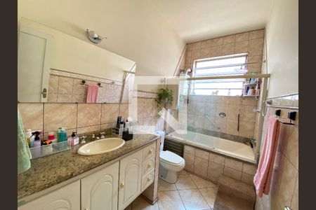 Casa à venda com 323m², 3 quartos e 2 vagas Casa à venda com 323m², 3 quartos e 2 vagasBanheiro