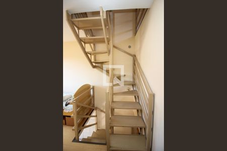 Casa de condomínio à venda com 93m², 4 quartos e 2 vagasEscada