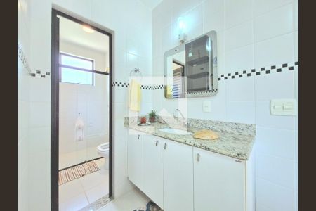 Casa de condomínio para alugar com 300m², 4 quartos e 6 vagasBanheiro social