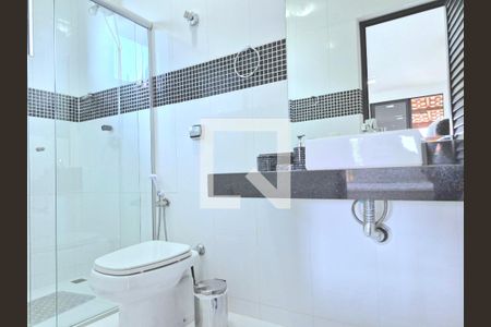 Casa de condomínio para alugar com 300m², 4 quartos e 6 vagasBanheiro da Suíte 2