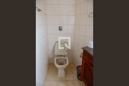 Casa para alugar com 377m², 4 quartos e 4 vagas Casa para alugar com 377m², 4 quartos e 4 vagasBanheiro da Suíte 1