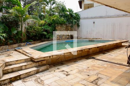 Casa para alugar com 377m², 4 quartos e 4 vagas Casa para alugar com 377m², 4 quartos e 4 vagasÁrea comum - Piscina