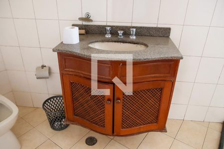 Casa para alugar com 377m², 4 quartos e 4 vagas Casa para alugar com 377m², 4 quartos e 4 vagasBanheiro da Suíte 1