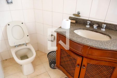 Casa para alugar com 377m², 4 quartos e 4 vagas Casa para alugar com 377m², 4 quartos e 4 vagasBanheiro da Suíte 1