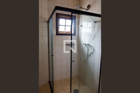 Casa para alugar com 377m², 4 quartos e 4 vagas Casa para alugar com 377m², 4 quartos e 4 vagasBanheiro da Suíte 1