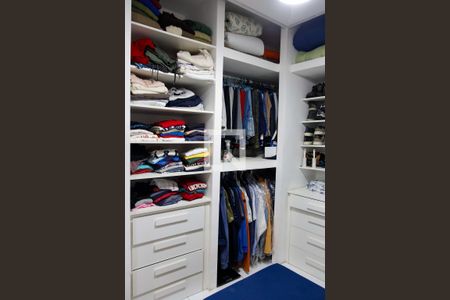 Casa à venda com 130m², 2 quartos e 3 vagas Casa à venda com 130m², 2 quartos e 3 vagasCloset da suíte 2