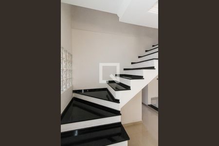 Casa à venda com 170m², 3 quartos e 3 vagasEscada