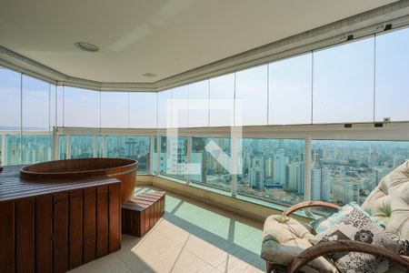 Apartamento à venda com 400m², 4 quartos e 5 vagas Apartamento à venda com 400m², 4 quartos e 5 vagasVaranda da Suíte 1