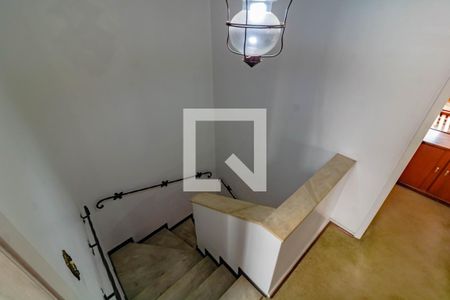 Casa à venda com 250m², 3 quartos e 3 vagas Casa à venda com 250m², 3 quartos e 3 vagasEscada