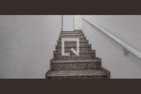 Apartamento à venda com 102m², 2 quartos e 1 vaga Apartamento à venda com 102m², 2 quartos e 1 vagaEscada