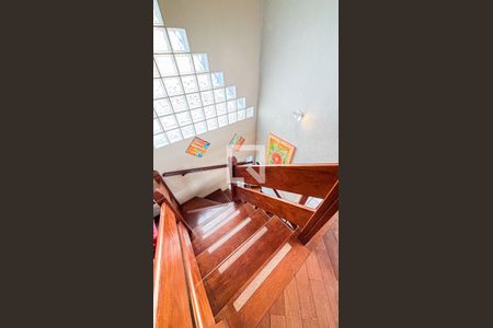 Casa à venda com 339m², 3 quartos e 5 vagasEscada