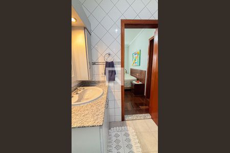 Casa à venda com 339m², 3 quartos e 5 vagasBanheiro da Suíte 2