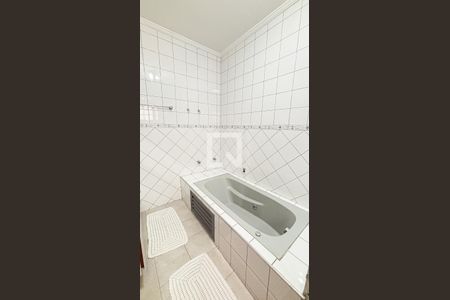 Casa à venda com 339m², 3 quartos e 5 vagasBanheiro da Suíte 1