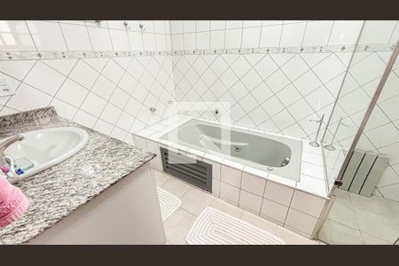 Casa à venda com 339m², 3 quartos e 5 vagasBanheiro da Suíte 1