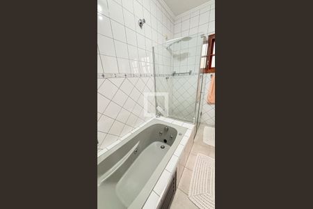 Casa à venda com 339m², 3 quartos e 5 vagasBanheiro da Suíte 1