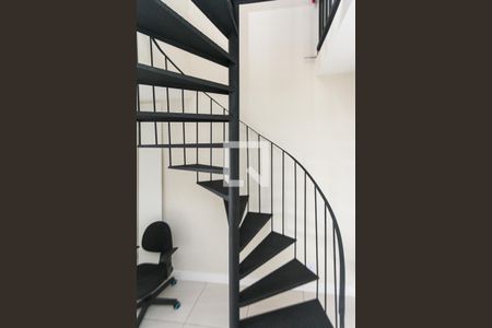 Apartamento à venda com 60m², 1 quarto e sem vagaEscada