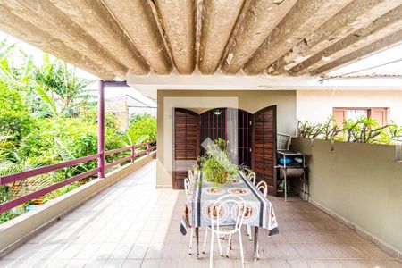 Casa à venda com 180m², 3 quartos e 2 vagas Casa à venda com 180m², 3 quartos e 2 vagasVaranda