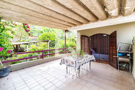 Casa à venda com 180m², 3 quartos e 2 vagas Casa à venda com 180m², 3 quartos e 2 vagasVaranda