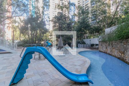 Apartamento à venda com 163m², 3 quartos e 3 vagas Apartamento à venda com 163m², 3 quartos e 3 vagasÁrea comum - Piscina