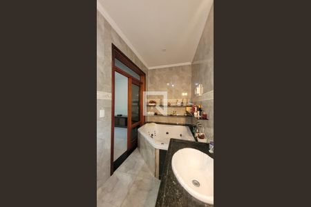 Casa à venda com 280m², 5 quartos e 3 vagas Casa à venda com 280m², 5 quartos e 3 vagasBanheira da Suíte 2