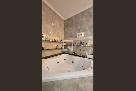 Casa à venda com 280m², 5 quartos e 3 vagas Casa à venda com 280m², 5 quartos e 3 vagasBanheira da Suíte 2