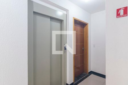 Apartamento à venda com 94m², 2 quartos e 1 vaga Apartamento à venda com 94m², 2 quartos e 1 vagaHall do Elevador