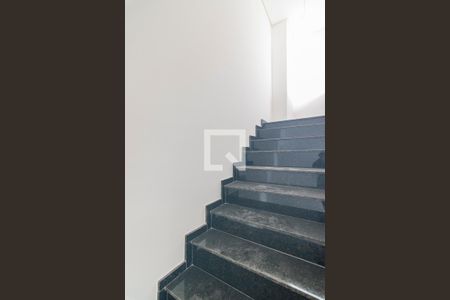 Apartamento à venda com 94m², 2 quartos e 1 vaga Apartamento à venda com 94m², 2 quartos e 1 vagaEscada