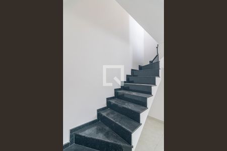 Apartamento à venda com 106m², 2 quartos e 1 vaga Apartamento à venda com 106m², 2 quartos e 1 vagaEscada