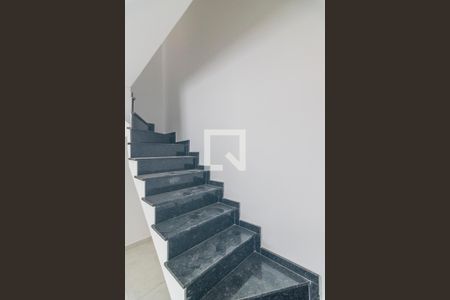 Apartamento à venda com 93m², 2 quartos e 1 vaga Apartamento à venda com 93m², 2 quartos e 1 vagaEscada