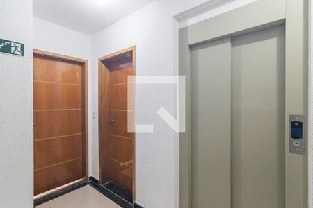 Apartamento à venda com 81m², 2 quartos e 1 vaga Apartamento à venda com 81m², 2 quartos e 1 vagaHall do Elevador
