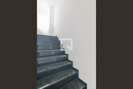 Apartamento à venda com 81m², 2 quartos e 1 vaga Apartamento à venda com 81m², 2 quartos e 1 vagaEscada