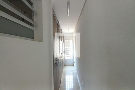 Casa à venda com 250m², 3 quartos e 5 vagas Casa à venda com 250m², 3 quartos e 5 vagasCorredor lateral da Cozinha