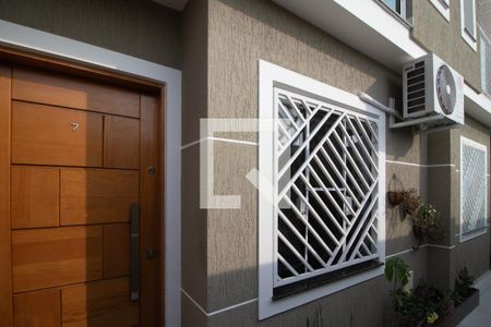 Casa de condomínio à venda com 70m², 2 quartos e 1 vaga Casa de condomínio à venda com 70m², 2 quartos e 1 vagaFachada