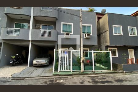 Casa à venda com 150m², 3 quartos e 2 vagas Casa à venda com 150m², 3 quartos e 2 vagasFachada
