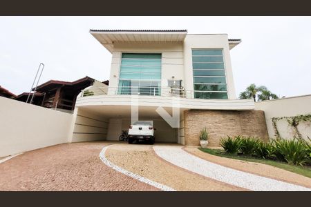 Casa de condomínio à venda com 492m², 4 quartos e 6 vagas Casa de condomínio à venda com 492m², 4 quartos e 6 vagasFachada