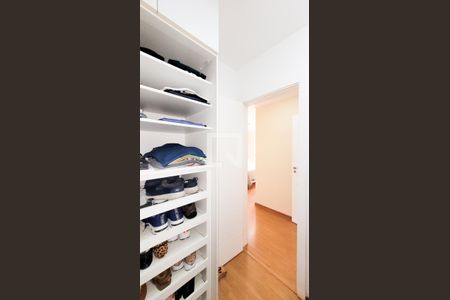 Casa de condomínio à venda com 492m², 4 quartos e 6 vagas Casa de condomínio à venda com 492m², 4 quartos e 6 vagasCloset da suíte master