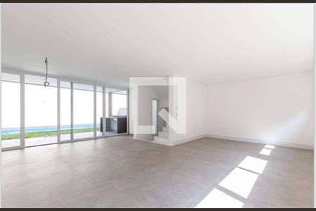 Casa de condomínio à venda com 367m², 4 quartos e 4 vagasSala